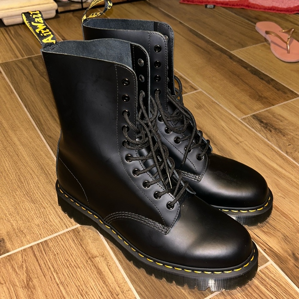 NWOT Men’s Dr martens